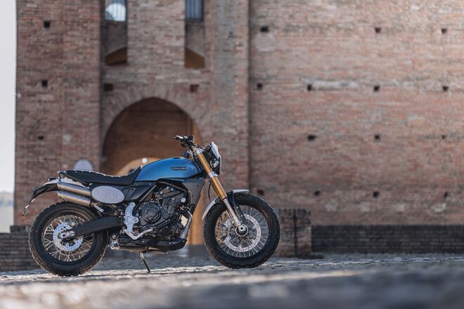 Motocykl Fantic Caballero 700 Scrambler - modrá / 2024 Motocykl Fantic Caballero 700 Scrambler - modrá / 2024