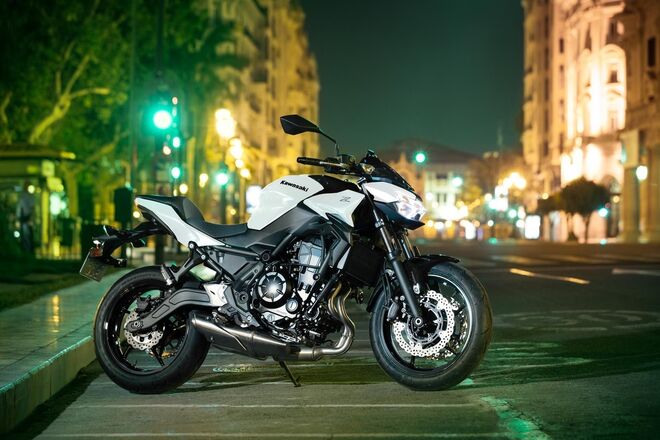 Motocykl Kawasaki Z650 bílá / 2026