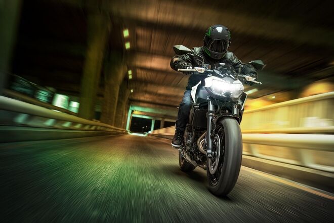 Motocykl Kawasaki Z650 bílá / 2026