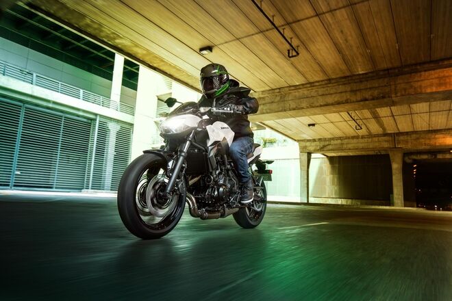 Motocykl Kawasaki Z650 bílá / 2026