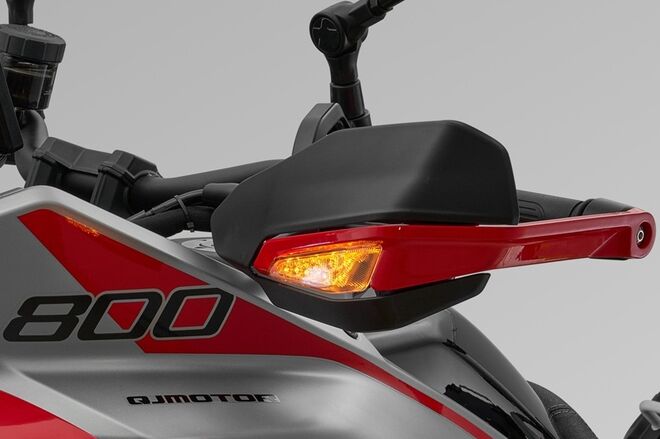 Motocykl QJMOTOR SRT 800 RX - černá