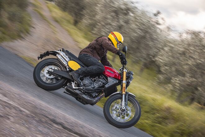Motocykl Fantic Caballero 700 Scrambler - červená / 2025
