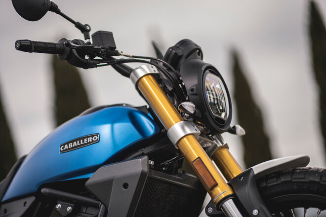 Motocykl Fantic Caballero 700 Scrambler - modrá / 2025