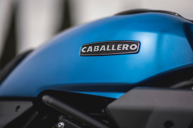 Motocykl Fantic Caballero 700 Scrambler - modrá / 2025