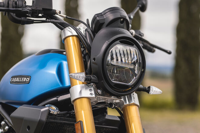 Motocykl Fantic Caballero 700 Scrambler - modrá / 2025