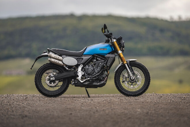 Motocykl Fantic Caballero 700 Scrambler - modrá / 2025
