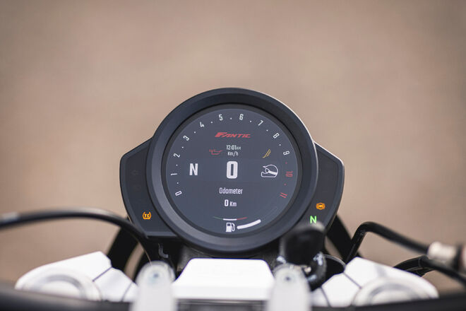 Motocykl Fantic Caballero 700 Scrambler - červená / 2025