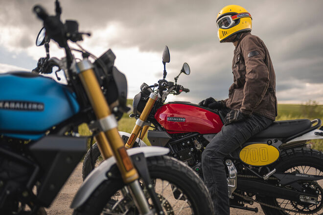 Motocykl Fantic Caballero 700 Scrambler - červená / 2025