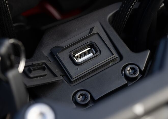 Motocykl QJMOTOR SRT 900SX - černá - SADA KUFRŮ K MOTOCYKLU ZDARMA Motocykl QJMOTOR SRT 900SX - černá - SADA KUFRŮ K MOTOCYKLU ZDARMA