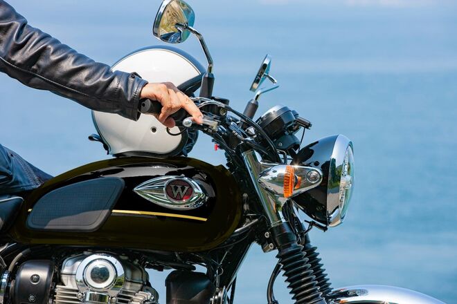 Motocykl Kawasaki W800 zlatá půlnoční / 2025 Motocykl Kawasaki W800 zlatá půlnoční / 2025