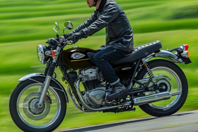 Motocykl Kawasaki W800 zlatá půlnoční / 2025 Motocykl Kawasaki W800 zlatá půlnoční / 2025
