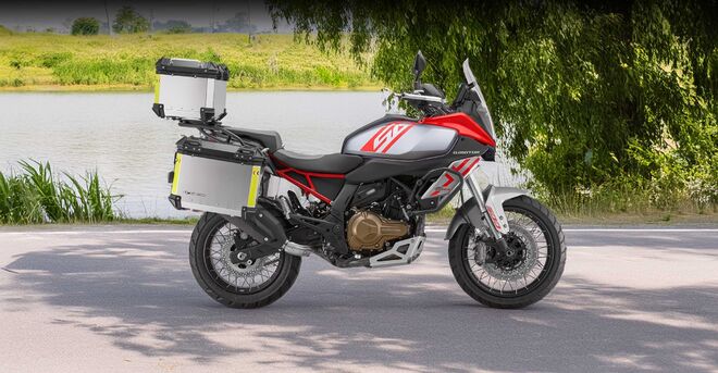 Motocykl QJMOTOR SRT 600SX - šedá s červeným pruhem - sada kufrů zdarma Motocykl QJMOTOR SRT 600SX - šedá s červeným pruhem - sada kufrů zdarma