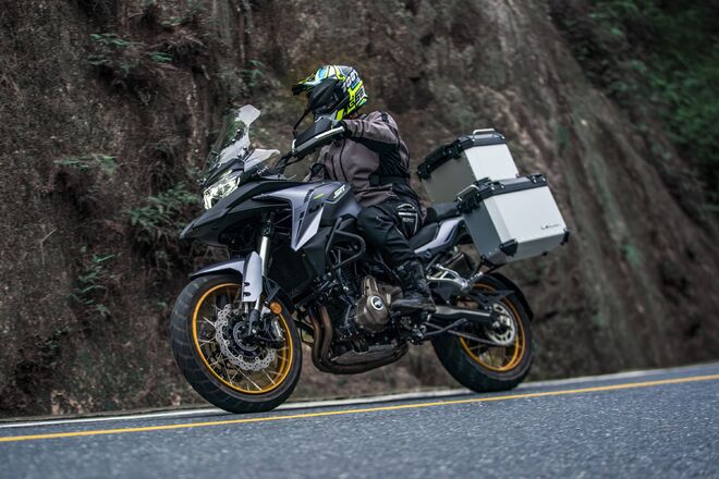 Motocykl QJMOTOR SRT 700X - tmavě šedá