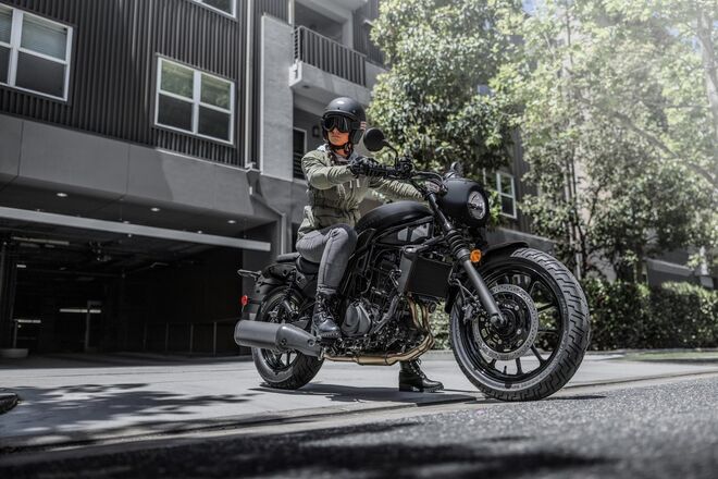 Motocykl Kawasaki Eliminator 500 SE šedý / 2026