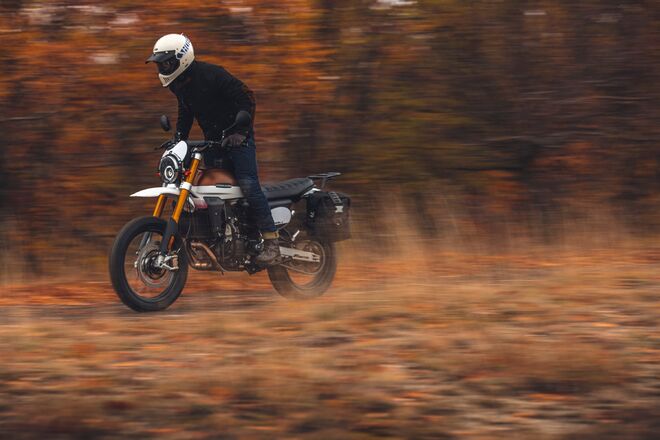 Motocykl Fantic Caballero 500 Explorer hnědo-bílá / 2023 Motocykl Fantic Caballero 500 Explorer hnědo-bílá / 2023