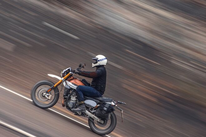 Motocykl Fantic Caballero 500 Explorer hnědo-bílá / 2023 Motocykl Fantic Caballero 500 Explorer hnědo-bílá / 2023