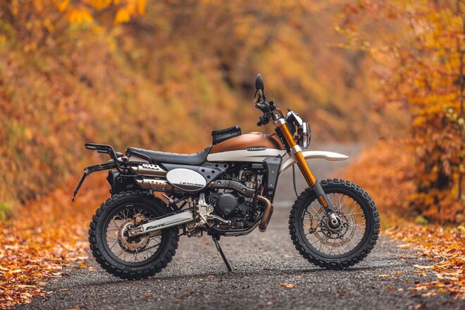 Motocykl Fantic Caballero 500 Explorer hnědo-bílá / 2023 Motocykl Fantic Caballero 500 Explorer hnědo-bílá / 2023