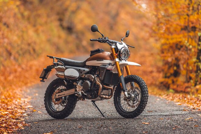 Motocykl Fantic Caballero 500 Explorer hnědo-bílá / 2023 Motocykl Fantic Caballero 500 Explorer hnědo-bílá / 2023