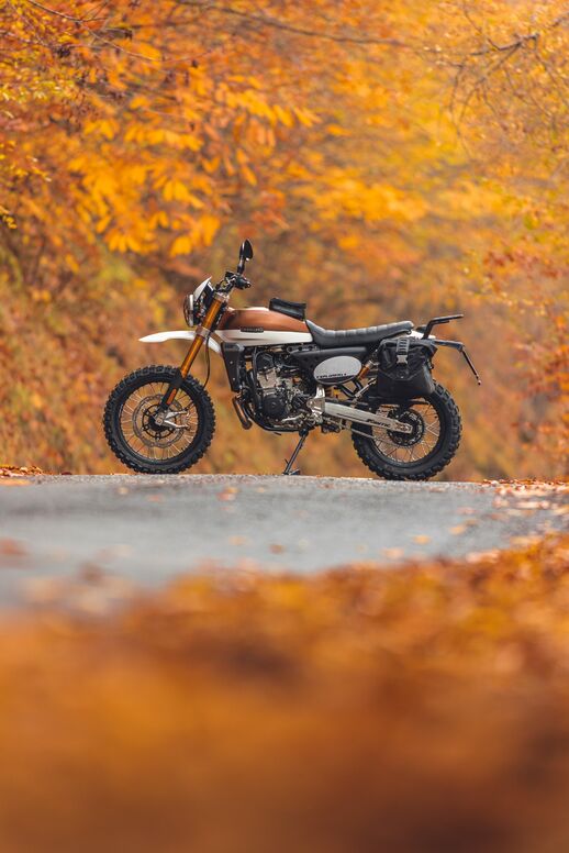 Motocykl Fantic Caballero 500 Explorer hnědo-bílá / 2023 Motocykl Fantic Caballero 500 Explorer hnědo-bílá / 2023
