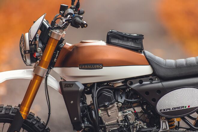 Motocykl Fantic Caballero 500 Explorer hnědo-bílá / 2023 Motocykl Fantic Caballero 500 Explorer hnědo-bílá / 2023