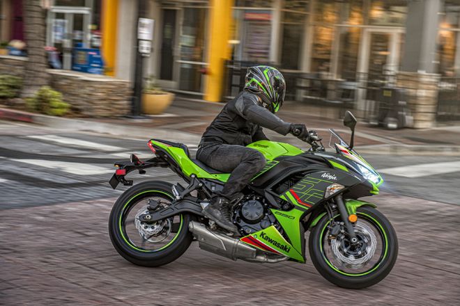 Motocykl Kawasaki Ninja 650 šedá / 2023