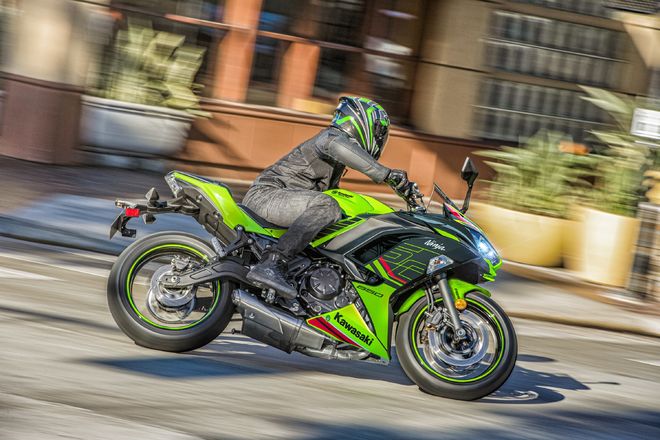 Motocykl Kawasaki Ninja 650 šedá / 2023