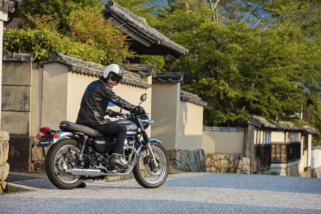 Motocykl Kawasaki W800 modrá / 2023