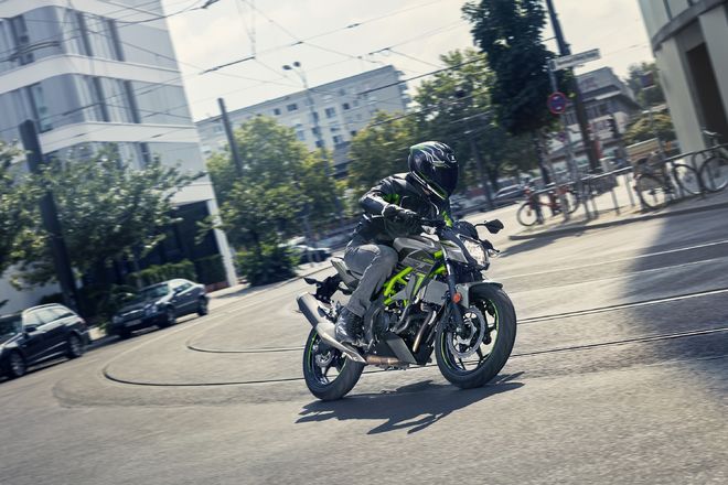 Motocykl Kawasaki Z125 šedá / 2023
