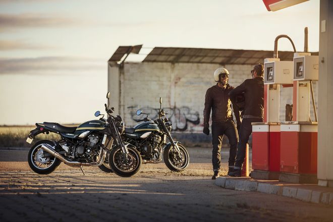 Motocykl Kawasaki Z900RS červená / 2023