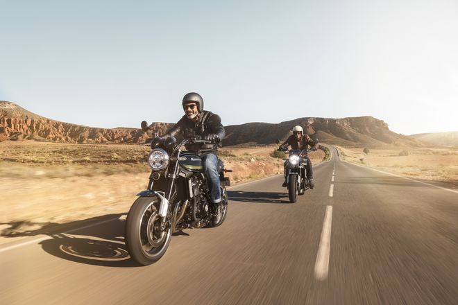 Motocykl Kawasaki Z900RS červená / 2023