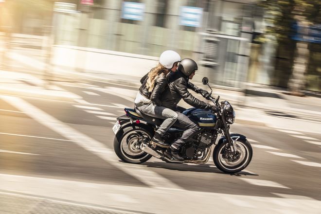 Motocykl Kawasaki Z900RS červená / 2023