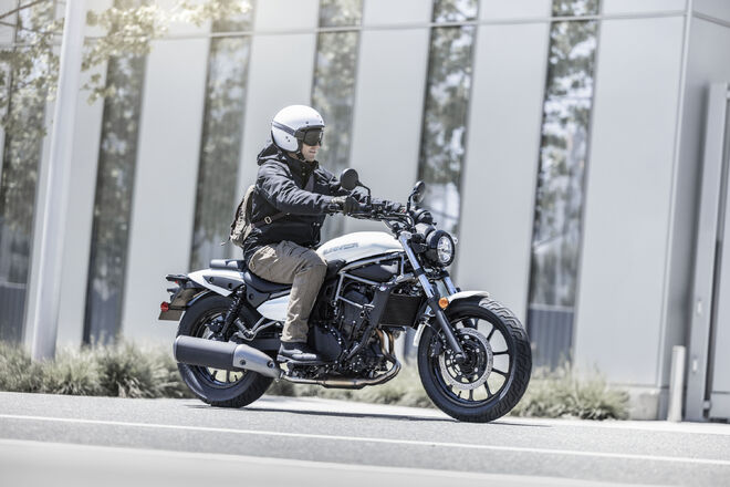 Motocykl Kawasaki Eliminator 500 bílý / 2025