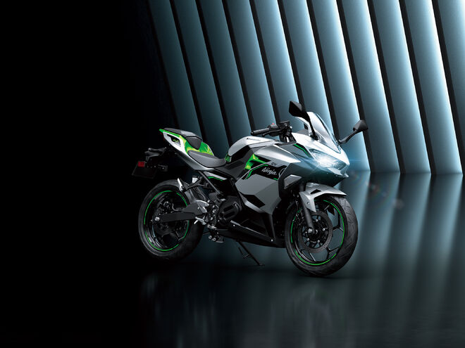 Motocykl Kawasaki Ninja e-1 stříbrná / 2024