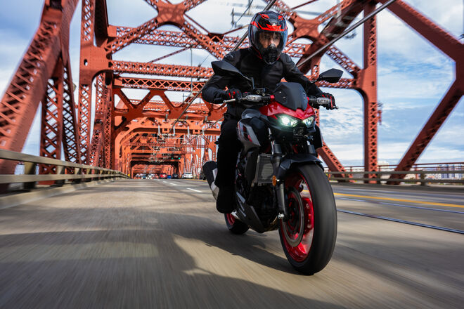 Motocykl Kawasaki Z500 SE červená / 2024