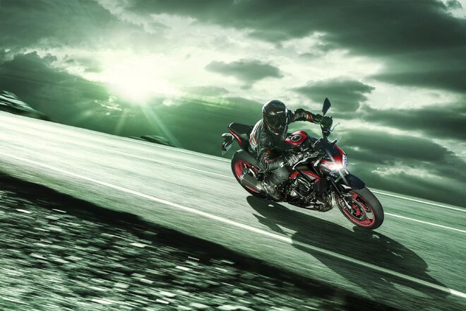 Motocykl Kawasaki Z900 červená / 2024