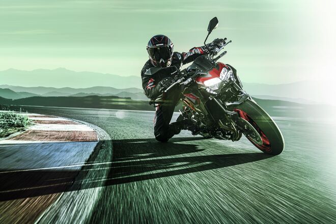 Motocykl Kawasaki Z900 červená / 2024
