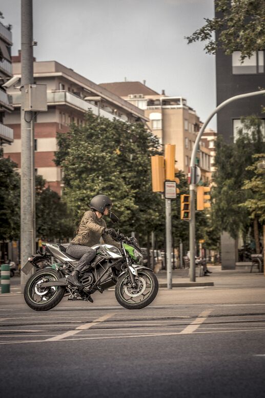 Motocykl Kawasaki Z e-1 stříbrná / 2024