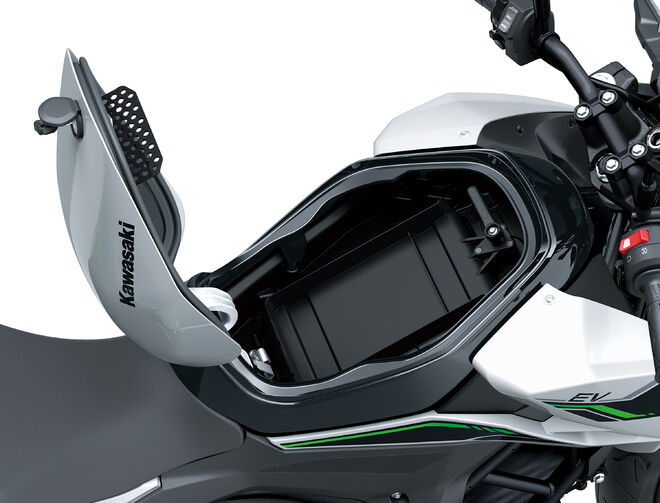 Motocykl Kawasaki Z e-1 stříbrná / 2024