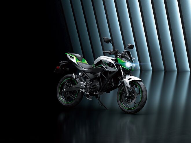 Motocykl Kawasaki Z e-1 stříbrná / 2024