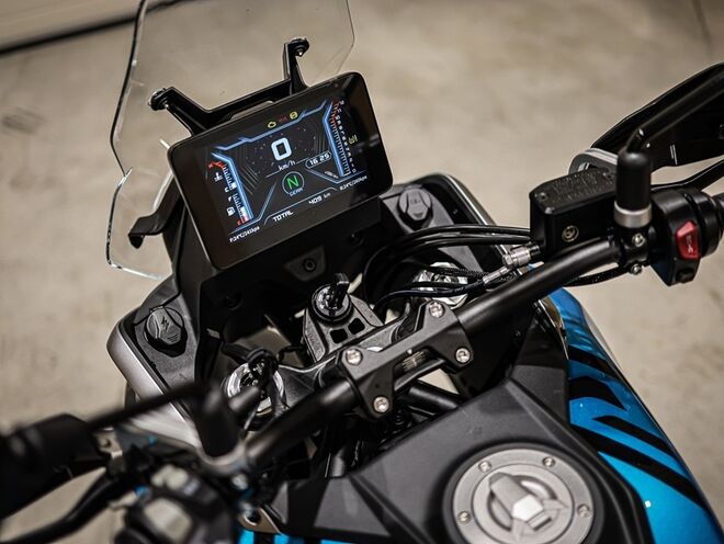 Motocykl QJMOTOR SRT 600SX - šedá s červeným pruhem - sada kufrů zdarma Motocykl QJMOTOR SRT 600SX - šedá s červeným pruhem - sada kufrů zdarma