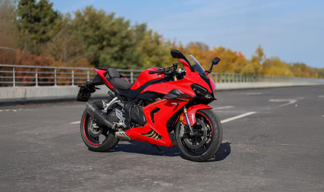 Motocykl QJMOTOR SRK 800 RR - červená Motocykl QJMOTOR SRK 800 RR - červená