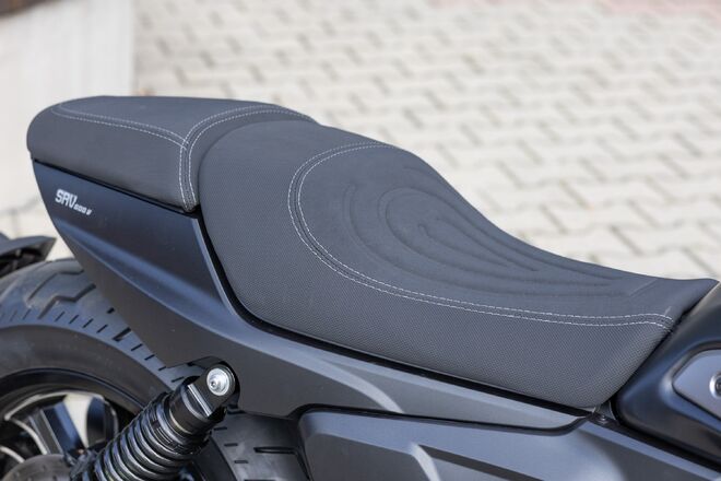 Motocykl QJMOTOR SRV 600V - černá