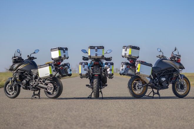 Motocykl QJMOTOR SRT 900SX - černá - SADA KUFRŮ K MOTOCYKLU ZDARMA Motocykl QJMOTOR SRT 900SX - černá - SADA KUFRŮ K MOTOCYKLU ZDARMA