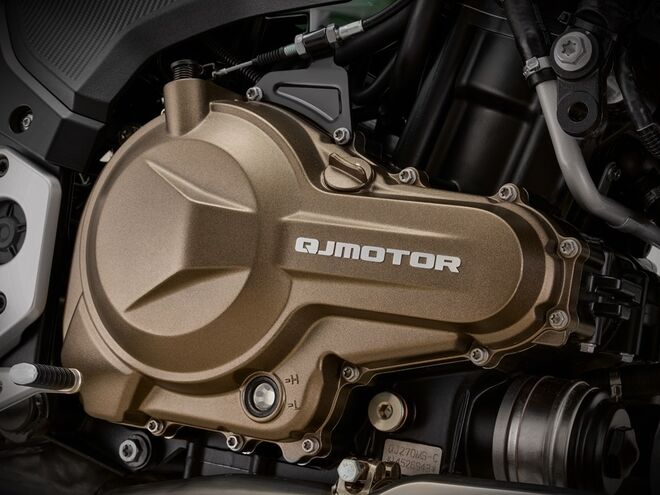 Motocykl QJMOTOR SRK 600 - červená / 2026 Motocykl QJMOTOR SRK 600 - červená / 2026