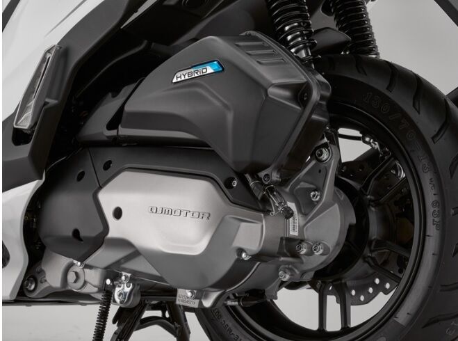 Skútr QJMOTOR MTX 125 - šedo / červený Skútr QJMOTOR MTX 125 - šedo / červený