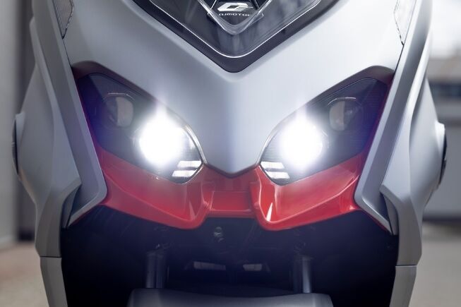 Skútr QJMOTOR MTX 125 - šedo / červený Skútr QJMOTOR MTX 125 - šedo / červený