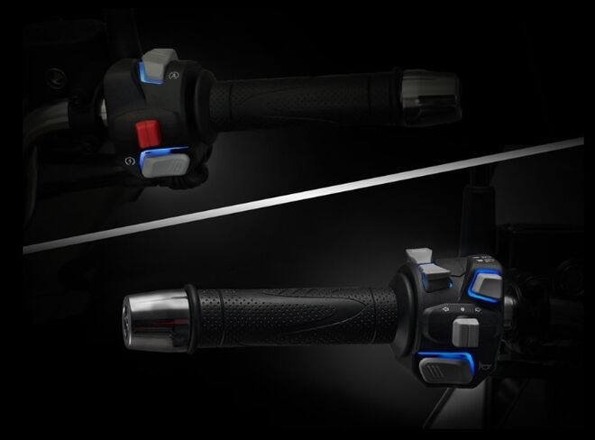 Skútr QJMOTOR MTX 125 - šedo / červený Skútr QJMOTOR MTX 125 - šedo / červený