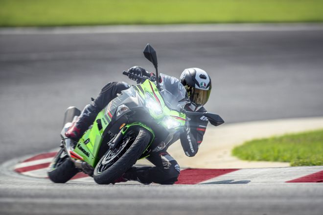 Motocykl Kawasaki Ninja 400 zelená / 2023