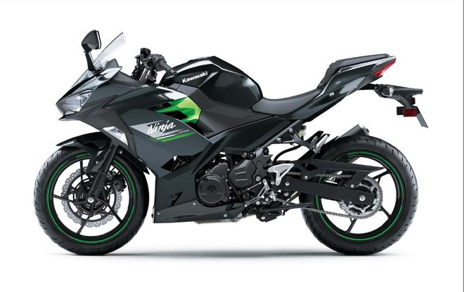 Motocykl Kawasaki Ninja 400 šedá / 2023