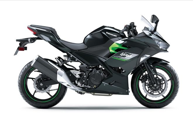 Motocykl Kawasaki Ninja 400 šedá / 2023